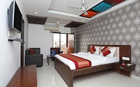 Hotel Flora Inn Gurgaon 3*